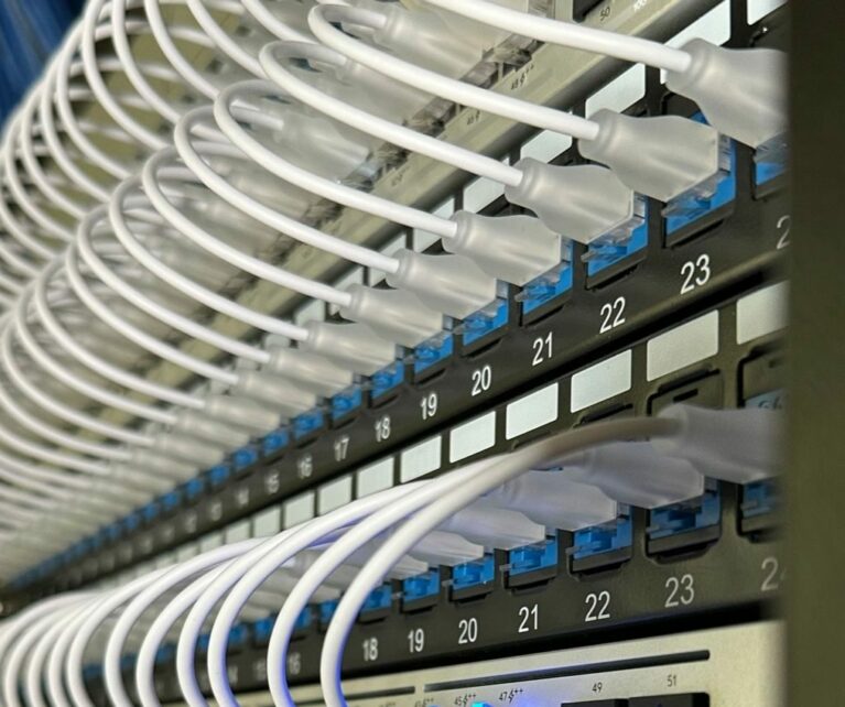 Conception et installation d’une infrastructure data robuste adaptée à un site industriel, assurant performance, sécurité et disponibilité.