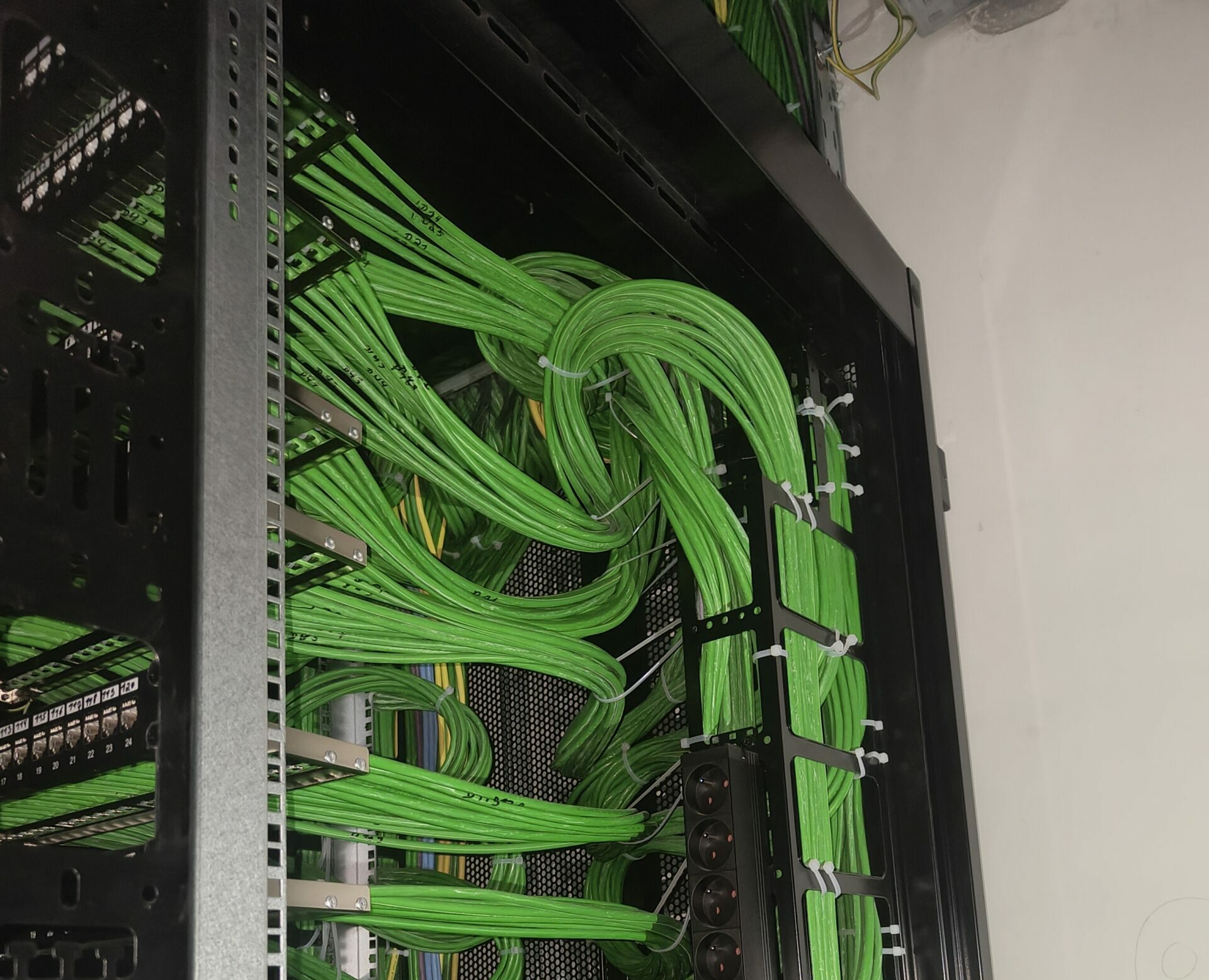 Mise en place d’un réseau data structuré pour un environnement public à forte fréquentation, avec un accent sur la fiabilité et la continuité de service.